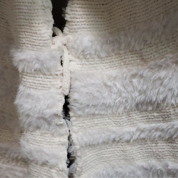 Rachel Zoe NWT 52" Round Plush Cream Tree Skirt - Picture 8 of 10